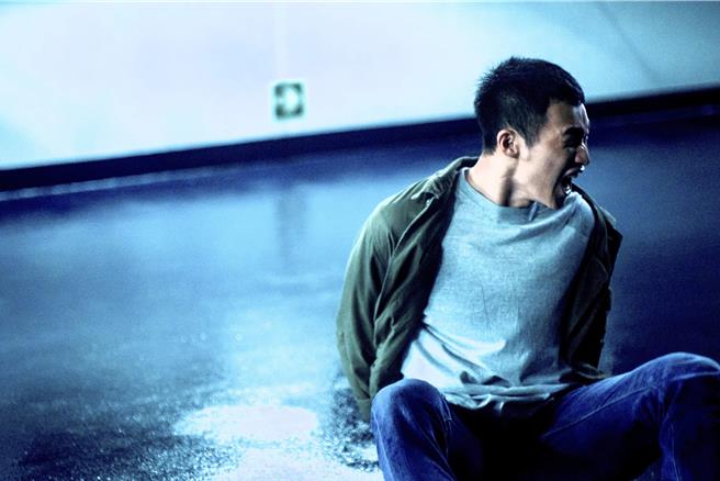 黃冠智在渡輪甲板頂風雨拍夜戲。（公視提供）