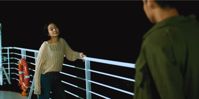 陳雪甄（左）、黃冠智在渡輪甲板頂風雨拍夜戲。（公視提供）