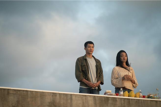 陳雪甄（右）、黃冠智在河邊祭拜戲令人動容。（公視提供）