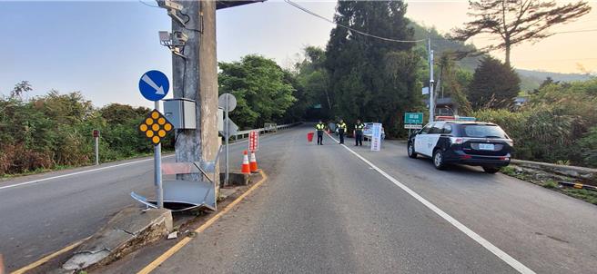 南投仁愛警分局表示，今天是合歡山花季例假日首日登場，上午警方實施高乘載管制從早上6點至11點，疑因受花蓮大地震影響，上山車流量少。（仁愛警分局提供／張妍溱南投傳真）