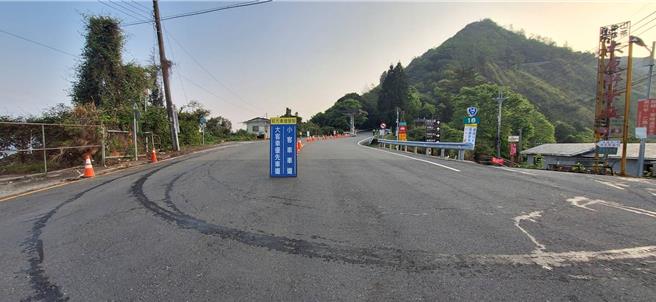 南投仁愛警分局表示，今天是合歡山花季例假日首日登場，上午警方實施高乘載管制從早上6點至11點，疑因受花蓮大地震影響，上山車流量少。（仁愛警分局提供／張妍溱南投傳真）