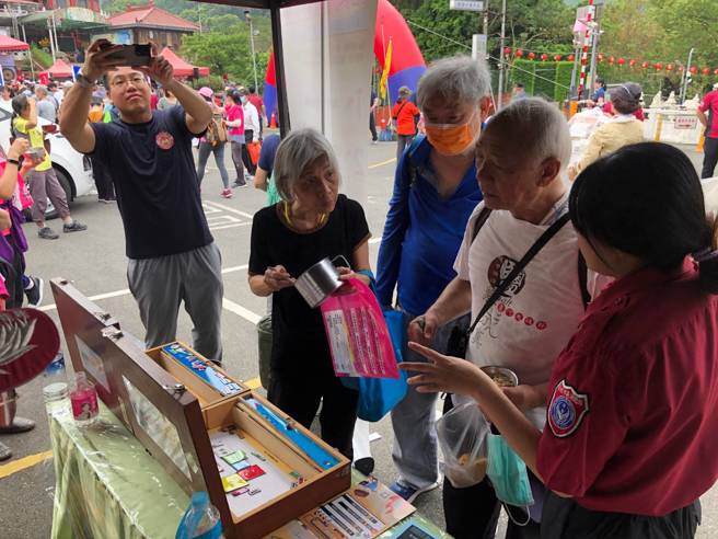 台北市消防局与松山慈惠堂今（13日）共同举办「净山健行暨防灾宣导园游会」。（图／消防局提供）