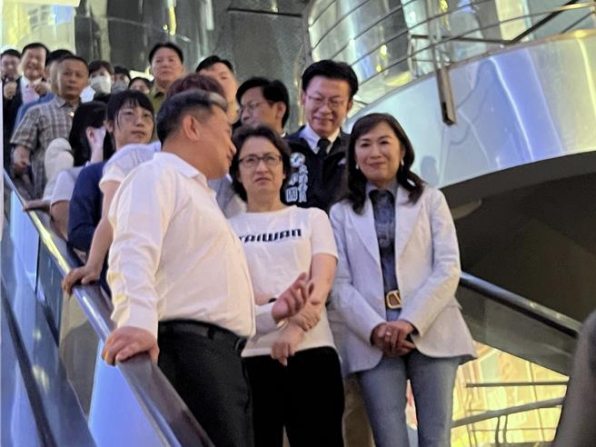 副总统当选人萧美琴13日下午在立委陈亭妃、郭国文、林宜瑾、王定宇等人的陪同下，穿着白色T恤低调抵达台南市国宾影城观看《寻找汤德章》纪录片。（洪荣志摄）