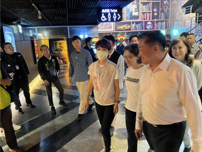 副总统当选人萧美琴13日下午在立委陈亭妃、郭国文、林宜瑾、王定宇等人的陪同下，穿着白色T恤低调抵达台南市国宾影城观看《寻找汤德章》纪录片。（洪荣志摄）