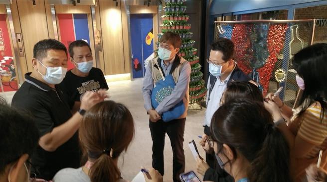 衛生局於昨(12)日下午會同衛生福利部食品藥物管理署、疾病管制署前往萬華區西門店初瓦及嚮辣進行腹瀉群聚疫情流行病學調查。(黃敬文翻攝)