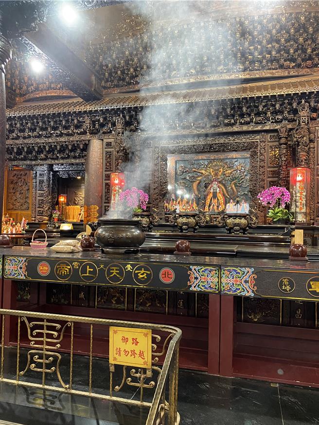 玄天上帝其披髮仗剑、足镇龟蛇的威武形象，因显赫灵验，分别在香港、新加坡、马来西亚、越南等亚洲各国发展出在地信仰。（张妍溱摄）