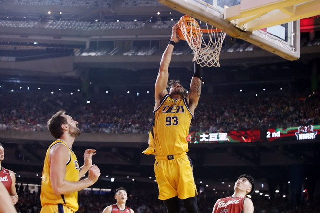 柯丹双手灌篮成功。(杜宜谙摄)