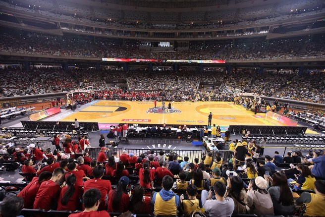 13日吸引破纪录的15600人进入大巨蛋观战。(杜宜谙摄)