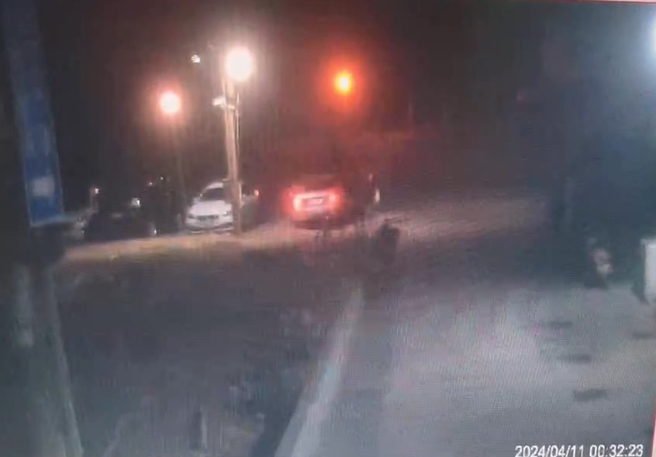 高雄1名42岁吕姓男子，日前凌晨在旗津星空隧道入口发现一辆汽车车门未关，于是潜入后将车内的皮夹偷走。（图／警方提供）