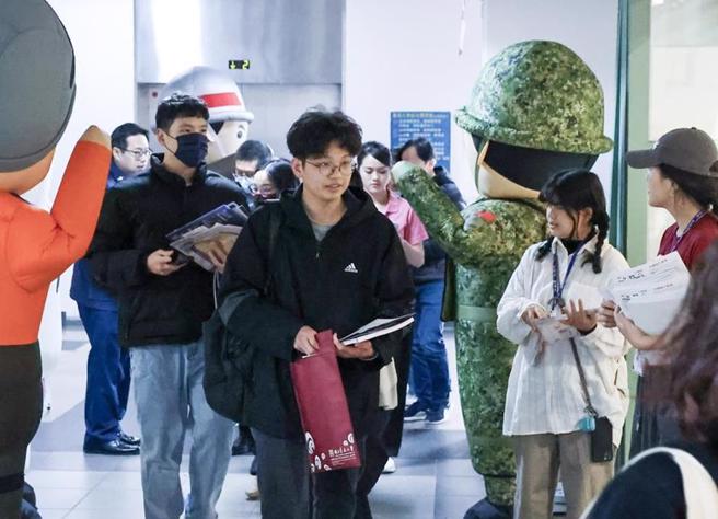 教育部近日行文各大專校院，通知113學年度學雜費收費調整幅度為0.61％，以公私立大學每學期學雜費各為新台幣2.5萬、5萬元來計算，平均每校1學期的學費可調漲153到305元不等的費用。（本報資料照）