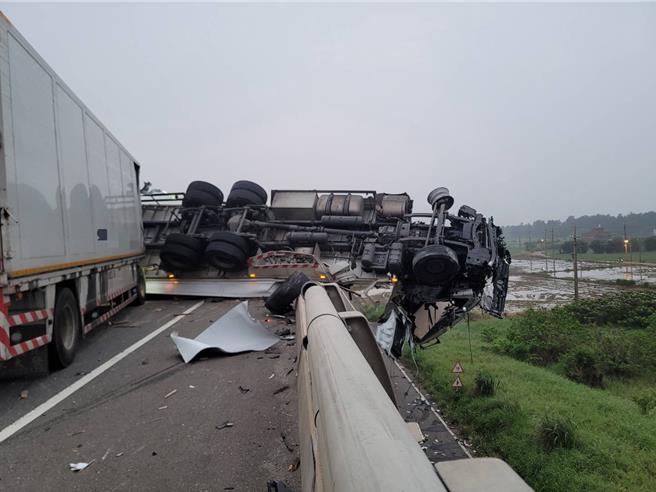 台61线快速道路桃园新屋段13日凌晨发生联结车追撞死亡事故。（翻摄照片／蔡明亘桃园传真）