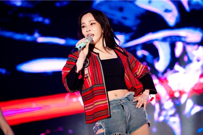 温岚唱跳炒热气氛。（屏东县政府提供）