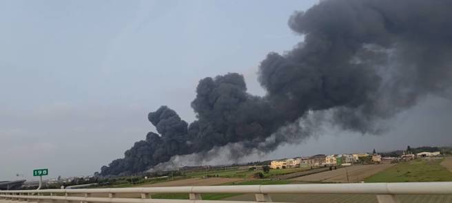 今13日下午16时许，彰化芳苑乡芳汉路永兴段发生一起火警。（翻摄记者爆料网）