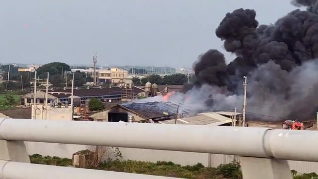 今13日下午16时许，彰化芳苑乡芳汉路永兴段发生一起火警。（翻摄记者爆料网）