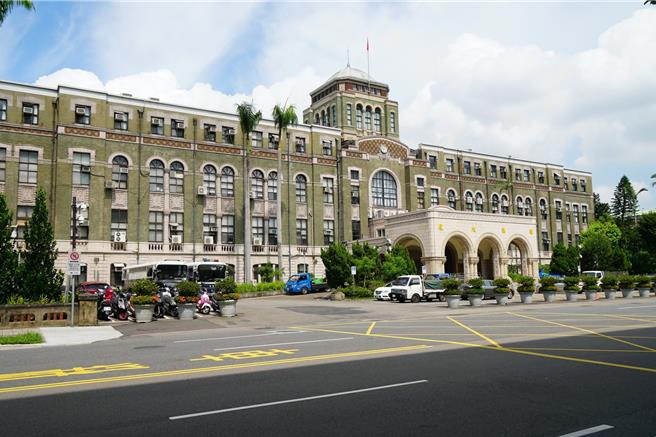 士林地院法官之死引發怒火，司法院長許宗力昨晚在寫給法官的一封信中細數過去7年司法院多管齊下努力減輕法官負擔，但法官論壇上有法官秀出近四任司法院長任期間，法官人數與案件數，直接打臉許宗力，直指許宗力在歷任法官人力增加百分比，敬陪末座。（圖本報資料照）