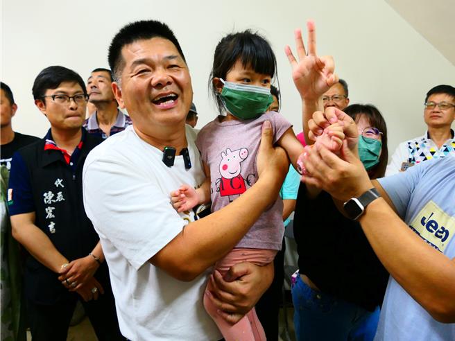 云林县麦寮乡长补选13日投开票，下午5点左右绿营许忠富（前左）自行宣布当选。（张朝欣摄）