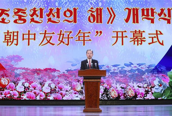 中共中央政治局常委、全國人大常委會委員長趙樂際12日在北韓東平壤大劇院出席「中朝友好年」開幕式並致辭。（新華社）