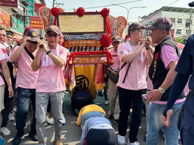台中大甲鎮瀾宮媽祖遶境回鑾，鑾轎13日凌晨近4時進入台中大肚，沿沙田路一路北上，大批信眾跟隨，爭相鑽轎腳祈福。（民眾提供／潘虹恩台中傳真）