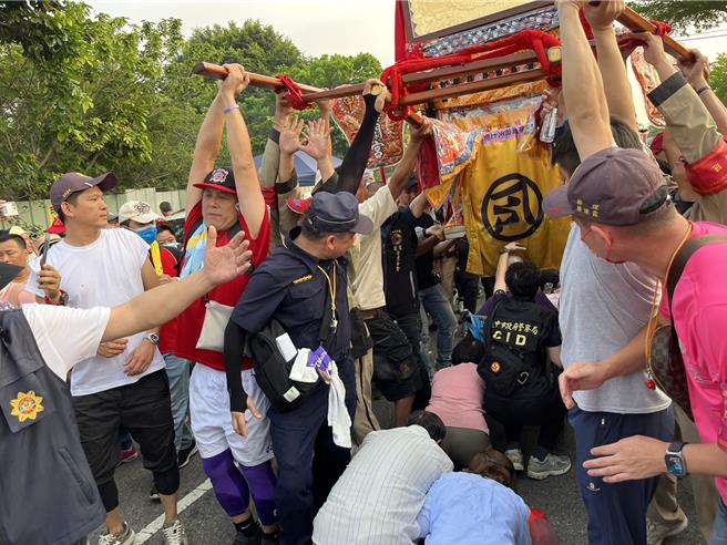 台中大甲鎮瀾宮媽祖遶境回鑾，鑾轎13日凌晨近4時進入台中大肚，沿沙田路一路北上，並於16時54分離開龍井，由清水警分局接駕。（警方提供／潘虹恩台中傳真）
