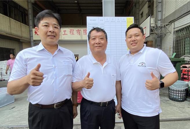 台中市議員第15選區13日舉行補選，國民黨候選人吳建德（右一）下午自行宣布當選，父吳顯森（中）及兄吳呈賢（左一）與支持者到場祝賀。（陳淑芬攝）