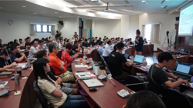 近百南科居民与学者、公民团体出席南科公民论坛，和政府官员面对面沟通。（宝智华摄）