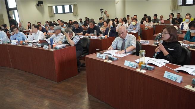 善化区莲潭里长陈紫晶（前排右一）表示对市府的报告与说法感到失望。（宝智华摄）