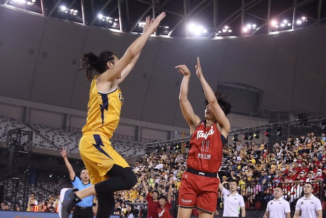 黃聰翰投進大巨蛋史上第一球的瞬間。(杜宜諳攝)