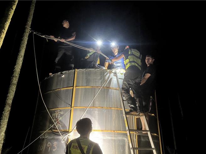 南投县国姓乡61岁蔡姓农民，12日深夜为农用水塔进行防锈补漆，疑现场环境通风不良，在吸入大量气体甲苯后，当场中毒倒地昏迷。（国姓消防分队提供／张妍溱南投传真）