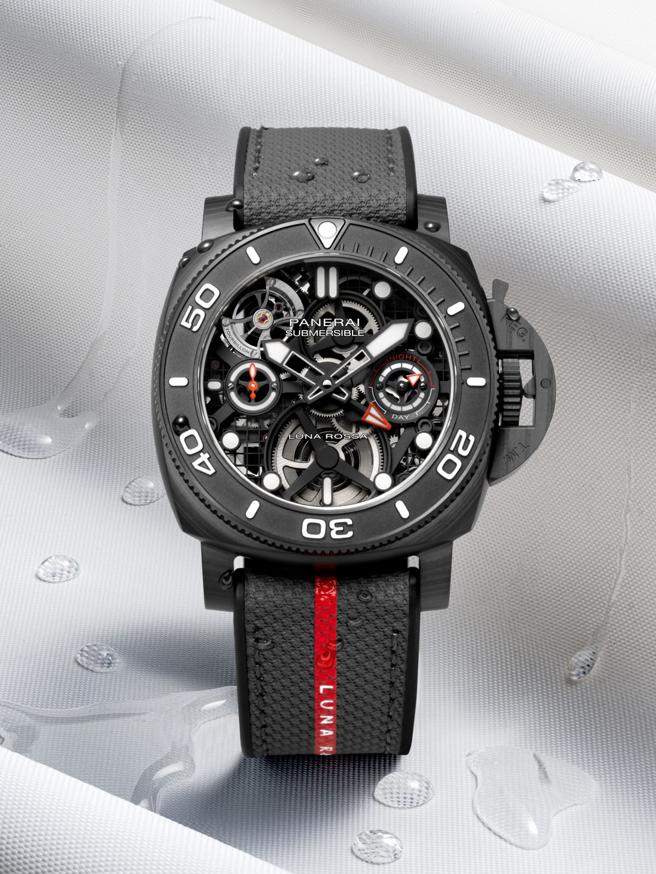 沛纳海Submersible Tourbillon GMT Luna Rossa Experience Edition PAM01405陀飞轮腕表，腕表主人可受邀前往巴塞隆纳直击Luna Rossa帆船争冠的胜利时间。（Panerai提供)