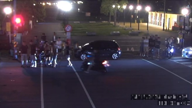 今（13日）凌晨4时1分许警方获报，新北市三重区疏洪十六路有改装机车来回绕行情事。（翻摄画面）