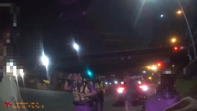 今（13日）凌晨4时1分许警方获报，新北市三重区疏洪十六路有改装机车来回绕行情事，当场拦获普重机2部，并举发未满十八岁无照驾驶2件。（翻摄画面）