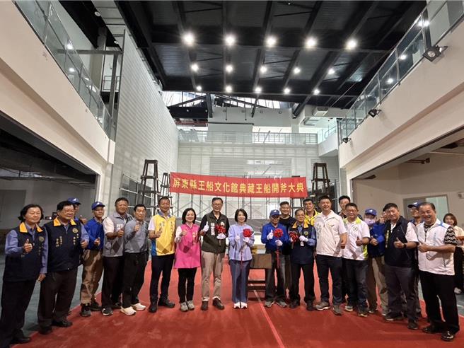 屏东县王船文化馆已完成主体工程，县政府13日举行打造开斧仪式，由东隆宫王船组仿照东港迎王平安祭典王船等比例打造一艘典藏王船。（谢佳潾摄）