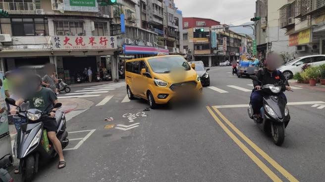 今（13日）下午16時許，台北市北投區懷德街與東華街一段400巷口發生一起交通事故。（圖／警方提供）
