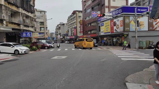 今（13日）下午16時許，台北市北投區懷德街與東華街一段400巷口發生一起交通事故。（圖／警方提供）