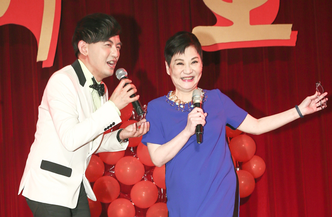 黄子佼（左）、张小燕（右）。（资料照片）