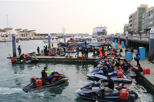 立委蔡易余偕吴沛忆，13日骑水车挑战嘉义到澎湖蓝色公路，一行人花8小时骑乘120余公里在马公亚果码头上岸。（许逸民摄）
