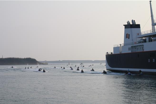 立委蔡易余偕吴沛忆，13日骑水车挑战嘉义到澎湖蓝色公路，一行人在下午近五时许进入马公港。（许逸民摄）