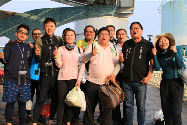 立委蔡易余（右三）偕吴沛忆（右一），13日骑水车挑战嘉义到澎湖蓝色公路，马公市长黄建忠（右二）在马公亚果码头迎接。（许逸民摄）