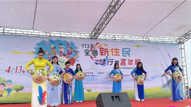 全国新住民健行暨嘉年华会今日在基隆潮境公园举行，吸引3千多人参与，现场有浓浓的异国风情，大家穿上各自国家的传统服饰，展现舞艺拚场。（徐佑升摄）