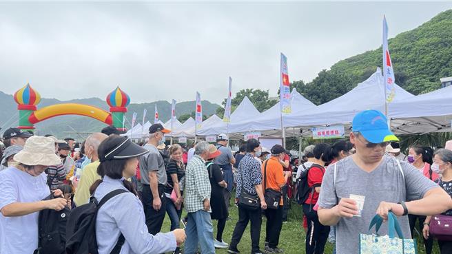 全国新住民健行暨嘉年华会今日在基隆潮境公园举行，吸引3千多人参与，现场有浓浓的异国风情，也有各国风味小吃。（徐佑升摄）