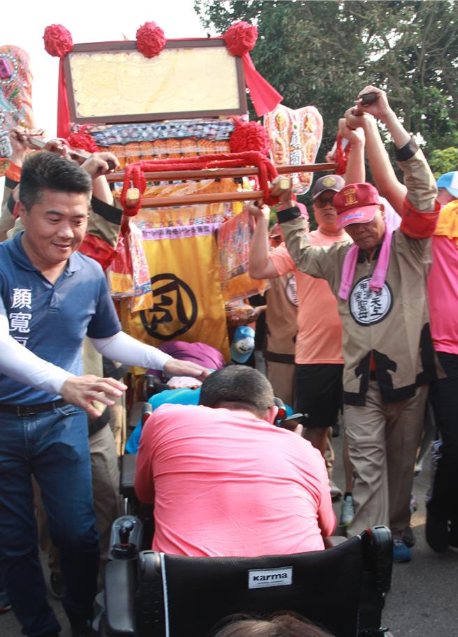 台中大甲鎮瀾宮媽祖鑾轎13日凌晨近4時進入台中市大肚區，沿沙田路北上，媽祖鑾轎約下午3點半停駕台中市議員林孟令原龍井服務處，22名將代表台中市出賽全國身障運選手也到場鑽轎祈福。（台中市議員林孟令提供／潘虹恩台中傳真）