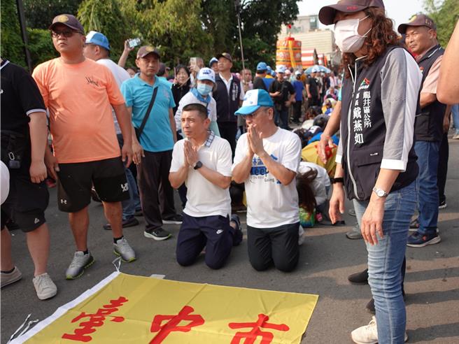 台中大甲鎮瀾宮媽祖鑾轎13日凌晨近4時進入台中市大肚區，沿沙田路北上，媽祖鑾轎約下午3點半停駕台中市議員林孟令原龍井服務處，22名將代表台中市出賽全國身障運選手也到場鑽轎祈福。（台中市議員林孟令提供／潘虹恩台中傳真）