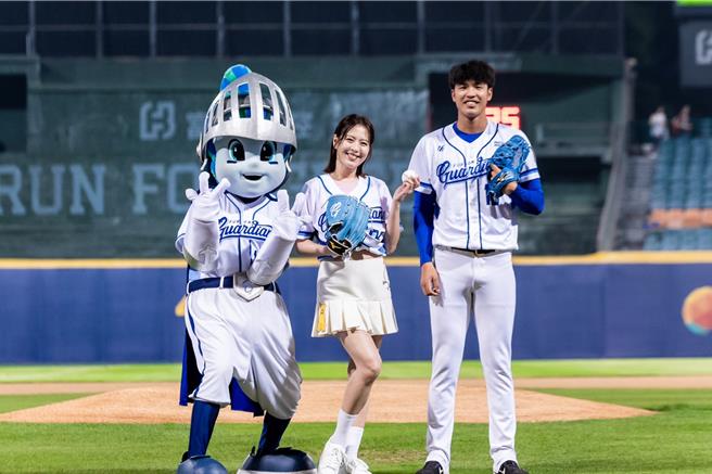 《莎莉》劉品言（中）擔任開球嘉賓，由富邦悍將球星黃保羅（右）擔任捕手。（伯樂影業股份有限公司提供）