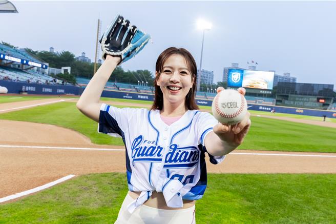 《莎莉》劉品言比賽前在球場旁練習，被教練頻頻稱讚動作協調性非常好。（伯樂影業股份有限公司提供）