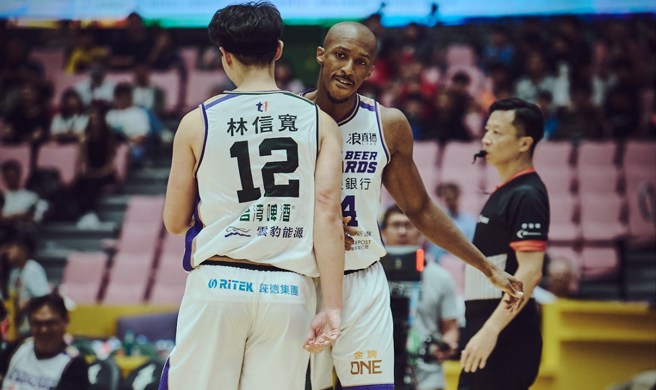 克羅馬跟林信寬撞胸慶祝。(雲豹提供)