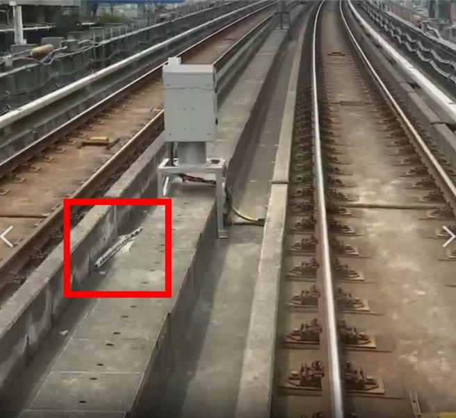 桃园龟山一处建案大楼13日掉落C型钢在机捷轨道。（桃市府提供／蔡明亘桃园传真）