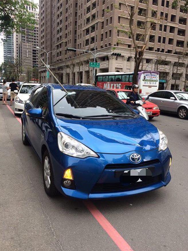 2016年10月台中市政北七路一处建案大楼天降钢管射穿轿车。（摘自脸书爆料公社）
