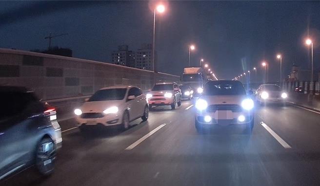 1辆MINI汽车（前右）于2月7日在国道10号西向3.6公里处（仁武路段）违规使用雾灯被检举，车主不符投诉媒体。国道警察查证后属实，依法开罚。（翻摄照片／林瑞益高雄传真）
