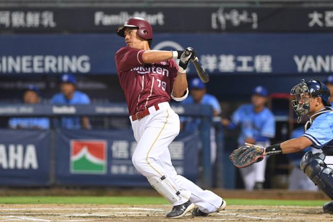 樂天桃猿林智平8局上敲出適時安打打破平手局面。（樂天桃猿提供）