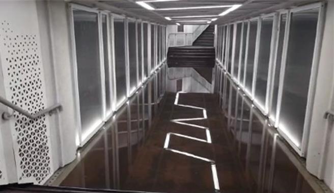 位于基隆市忠一路与孝二路口的人行地下道12日下午因抽水马达自动抽水功能故障，积水一度达6至7公分，市府工务处派厂商紧急修復后，积水才退去。（徐佑升摄）